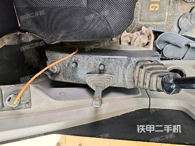 座椅右側(cè)控制臺(tái)/鑰匙門/油門/含右手柄（駕駛室部分）