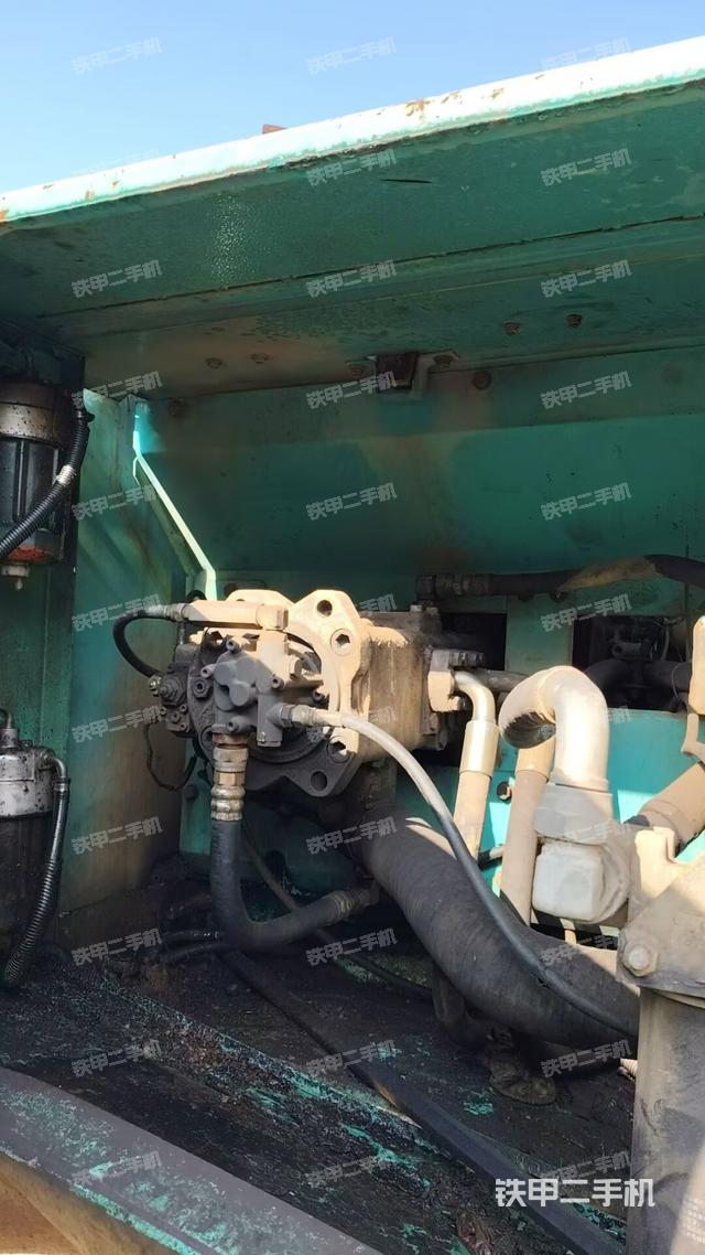 液压泵舱室正面整体（整机外观）