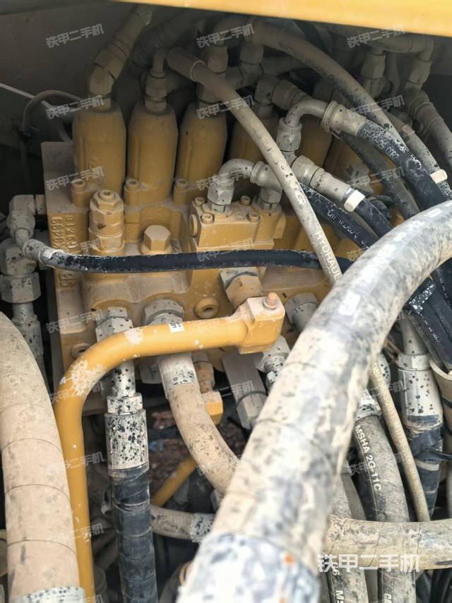 回转马达和主控阀（整机外观）