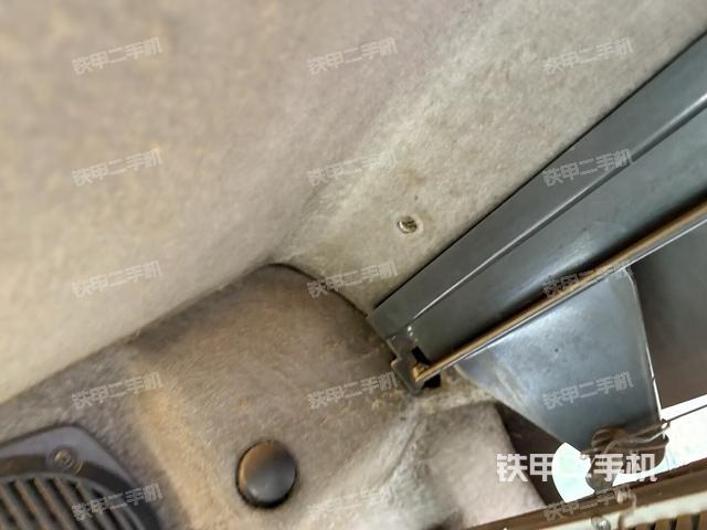 左后方玻璃角標(biāo)(駕駛室部分) 左后方玻璃角標(biāo)(駕駛室部分)