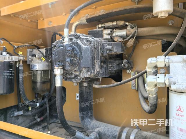 液压泵舱室正面整体（整机外观）