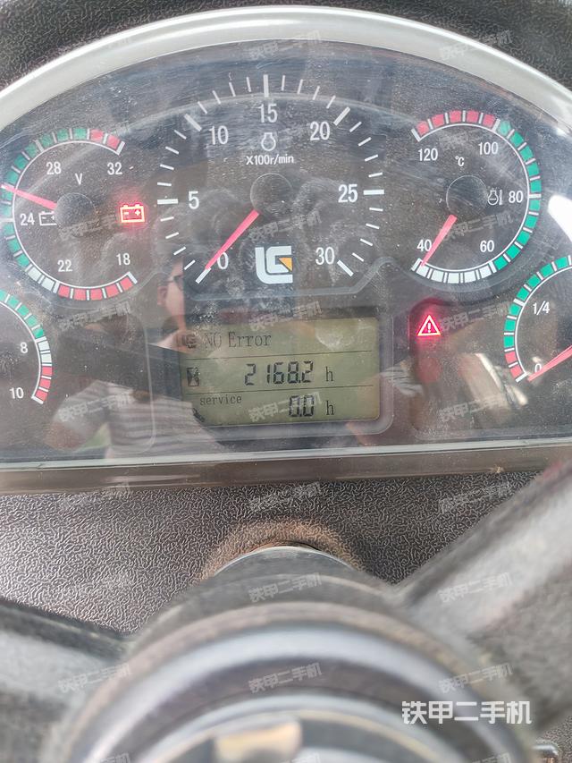 駕駛室操作臺(tái)（設(shè)備外觀及核心部件）