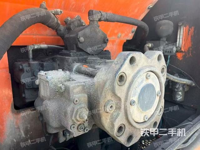 液压泵舱室正面整体（整机外观）