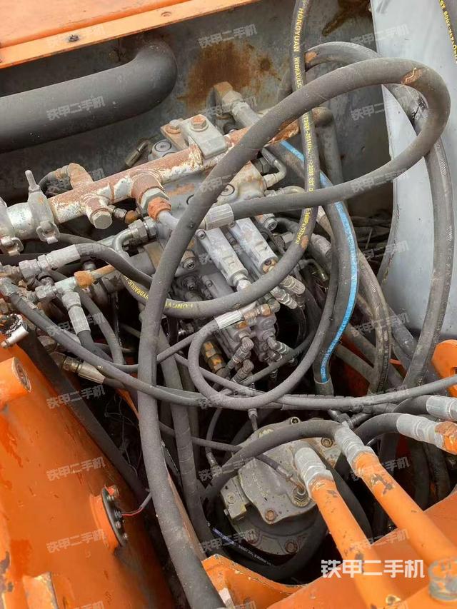 回转马达和主控阀(整机外观) 回转马达和主控阀(整机外观)