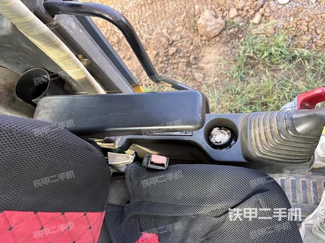 行走控制手柄和踏板?俯拍(駕駛室部分) 行走控制手柄和踏板?俯拍(駕駛室部分)