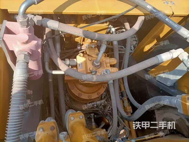 回轉(zhuǎn)馬達(dá)和主控閥（整機(jī)外觀）