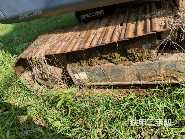 回转马达和主控阀(整机外观) 回转马达和主控阀(整机外观)