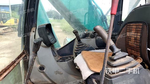 座椅左侧控制台/音响/含左手柄（驾驶室部分）