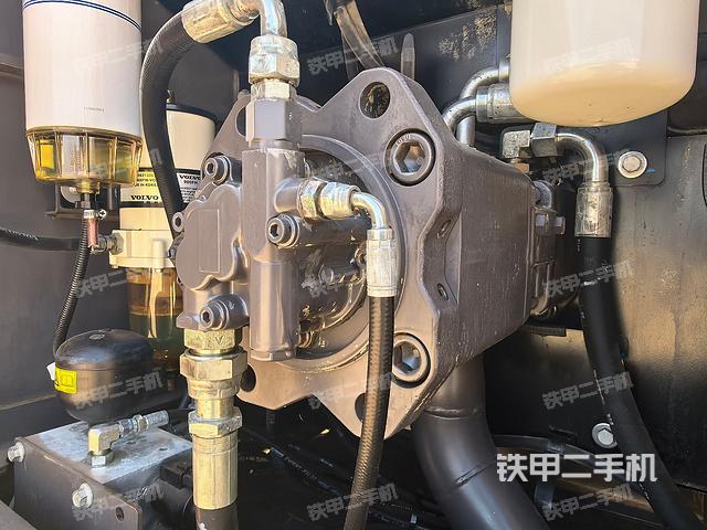 液压泵舱室正面整体（整机外观）