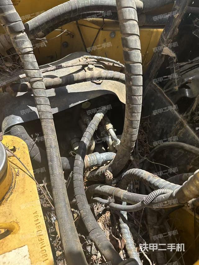 回转马达和主控阀(整机外观) 回转马达和主控阀(整机外观)