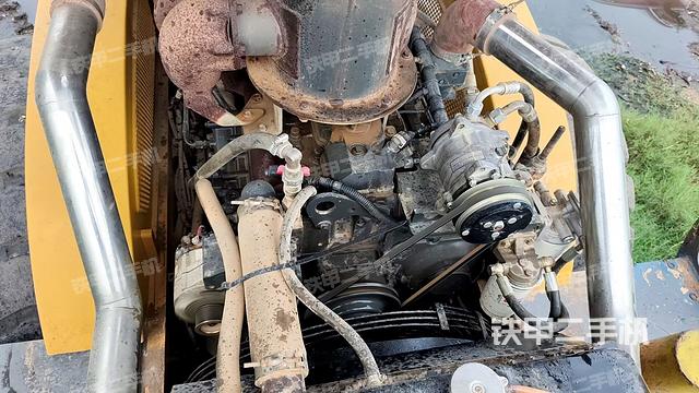 发动机右侧全景（压路机发动机舱）