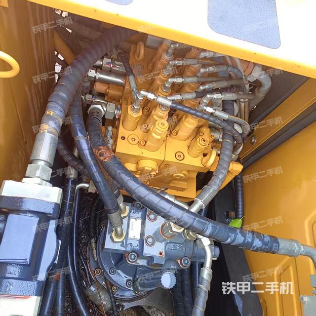 回转马达和主控阀(整机外观) 回转马达和主控阀(整机外观)