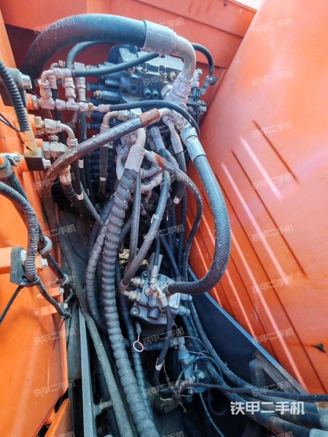 回转马达和主控阀（整机外观）