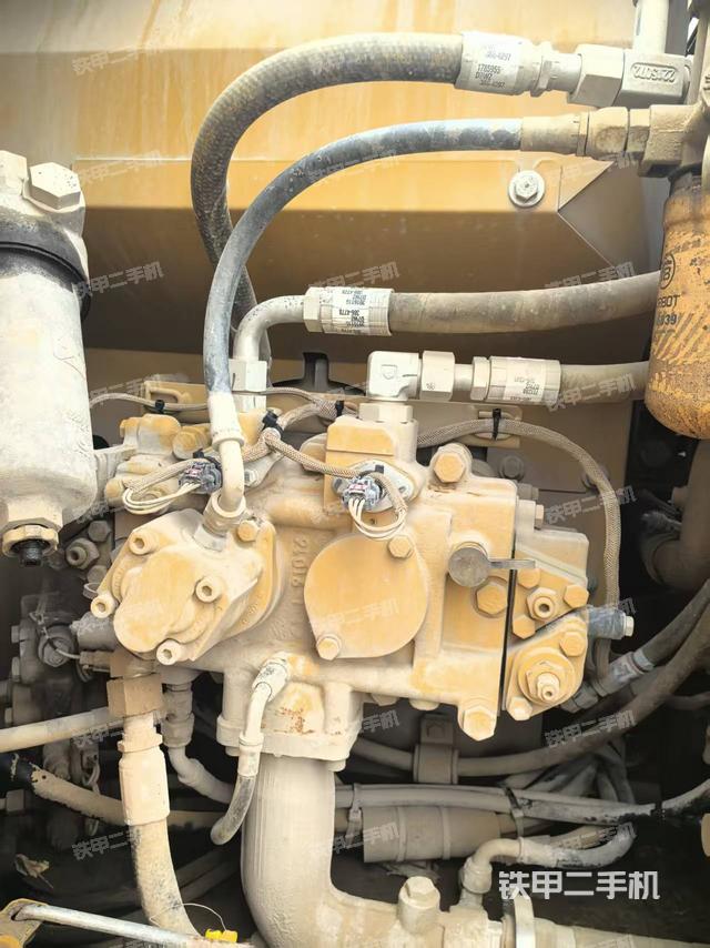 液压泵舱室正面整体（整机外观）