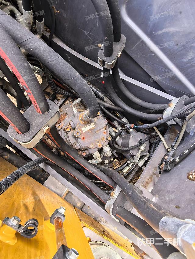 回转马达和主控阀（整机外观）