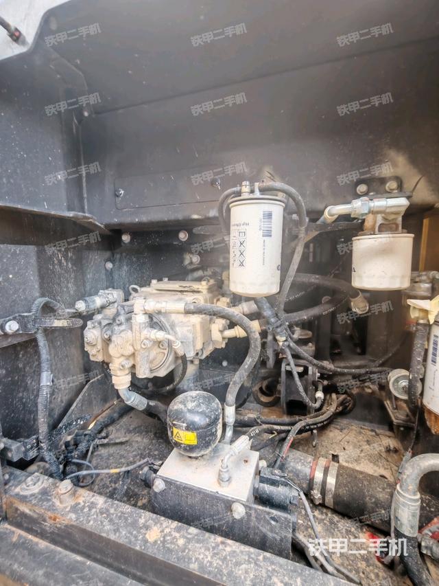 液压泵舱室正面整体（整机外观）