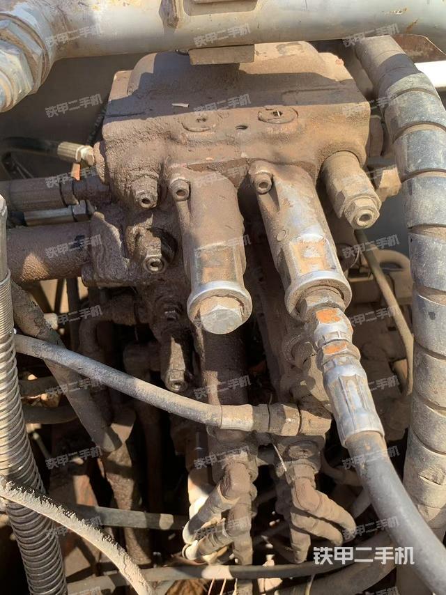 回转马达和主控阀（整机外观）