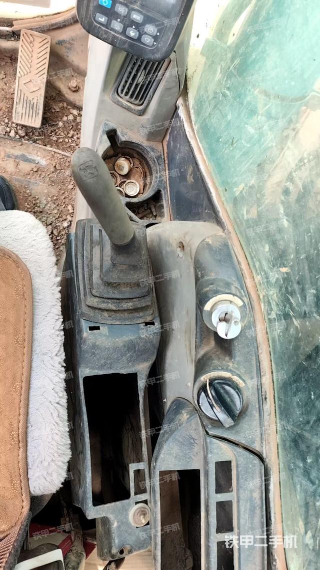 座椅右侧控制台/钥匙门/油门/含右手柄（驾驶室部分）