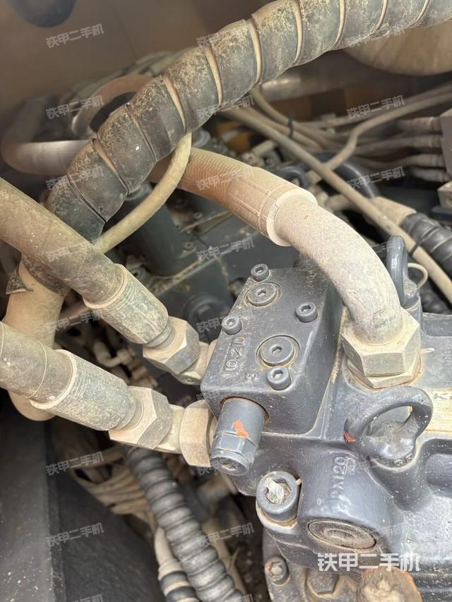 回转马达和主控阀（整机外观）