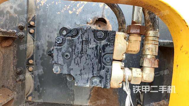 前车架正右侧（压路机前后车架）