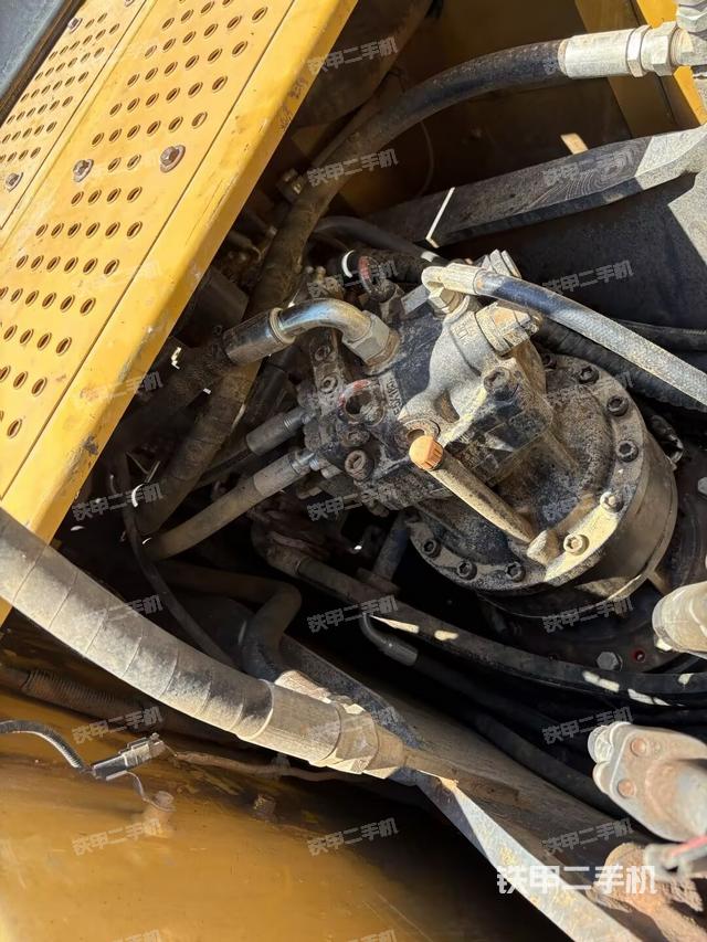 回转马达和主控阀（整机外观）