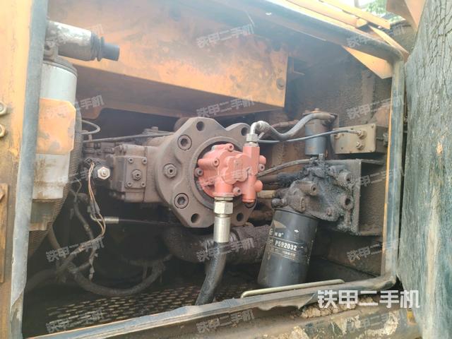 液压泵舱室正面整体（整机外观）