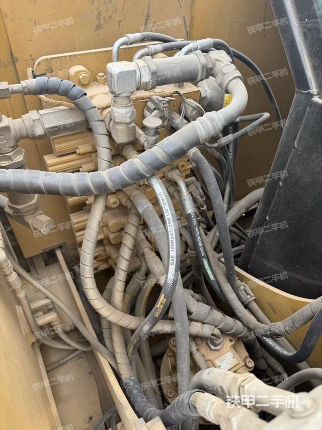 回轉(zhuǎn)馬達(dá)和主控閥（整機(jī)外觀）