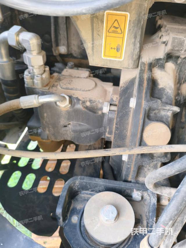 液压泵舱室正面整体(整机外观) 液压泵舱室正面整体(整机外观)