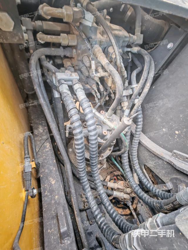 回转马达和主控阀（整机外观）