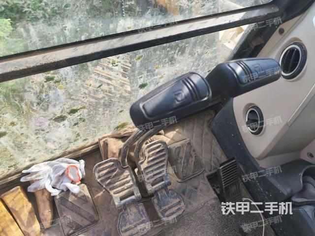 行走控制手柄和踏板 俯拍（驾驶室部分）