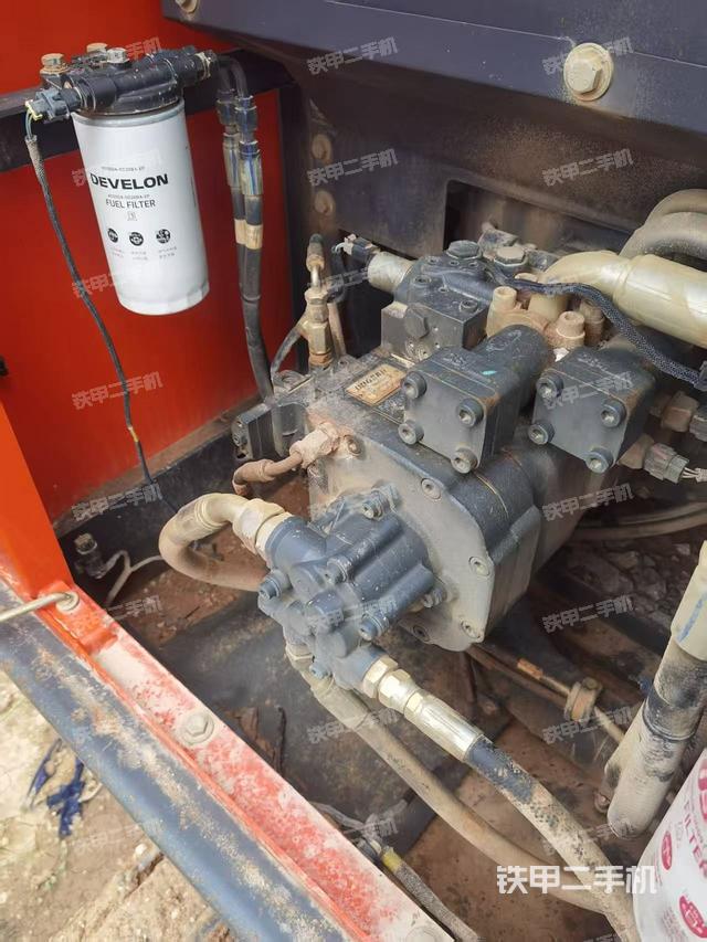 液压泵舱室正面整体（整机外观）