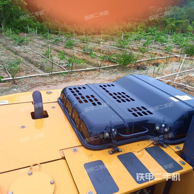 驾驶室顶部(整机外观) 驾驶室顶部(整机外观)