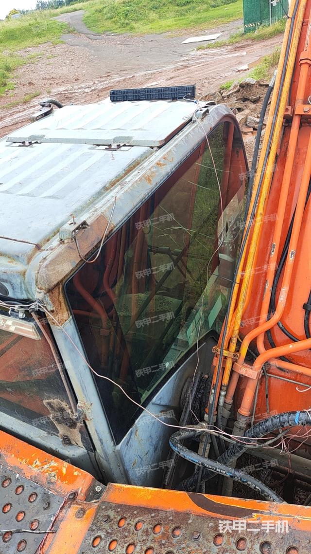 駕駛室頂部(整機(jī)外觀) 駕駛室頂部(整機(jī)外觀)