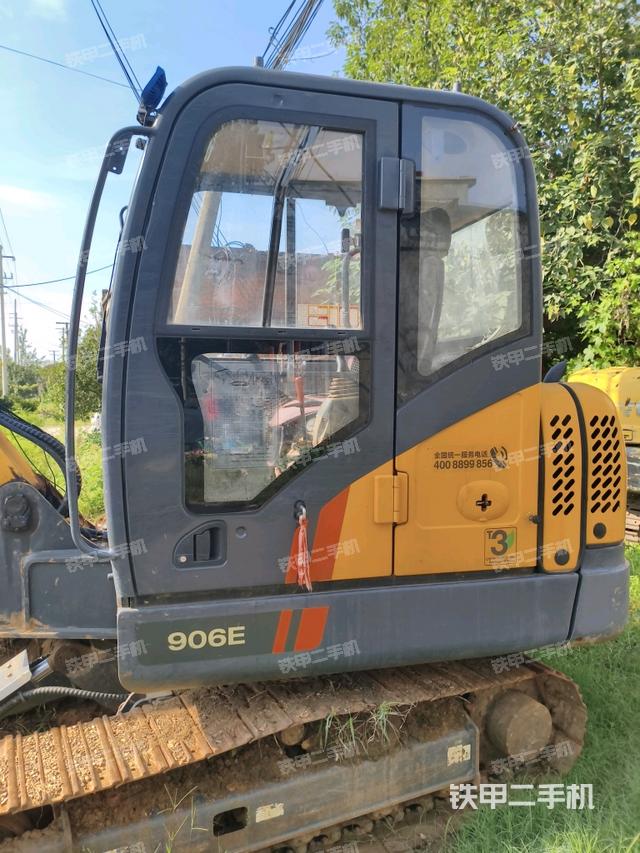 驾驶室顶部(整机外观) 驾驶室顶部(整机外观)