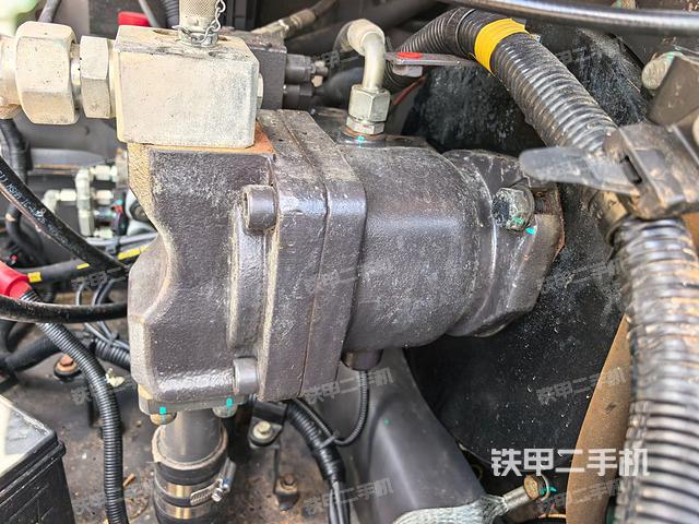 液压泵舱室正面整体（整机外观）