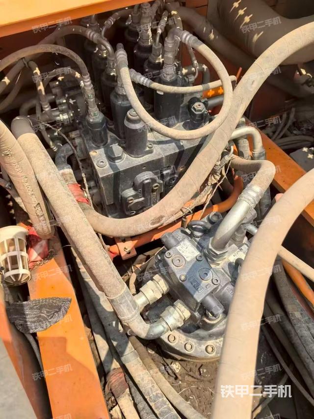 回转马达和主控阀（整机外观）