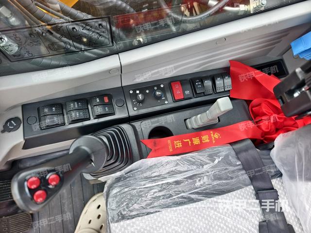 座椅右側(cè)控制臺(tái)/鑰匙門/油門/含右手柄（駕駛室部分）