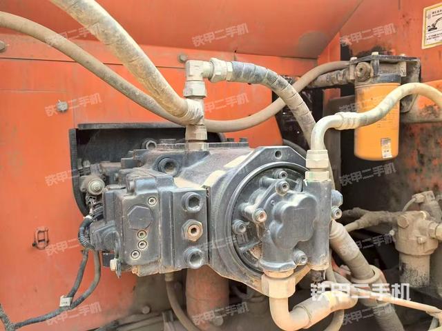 液压泵舱室正面整体（整机外观）