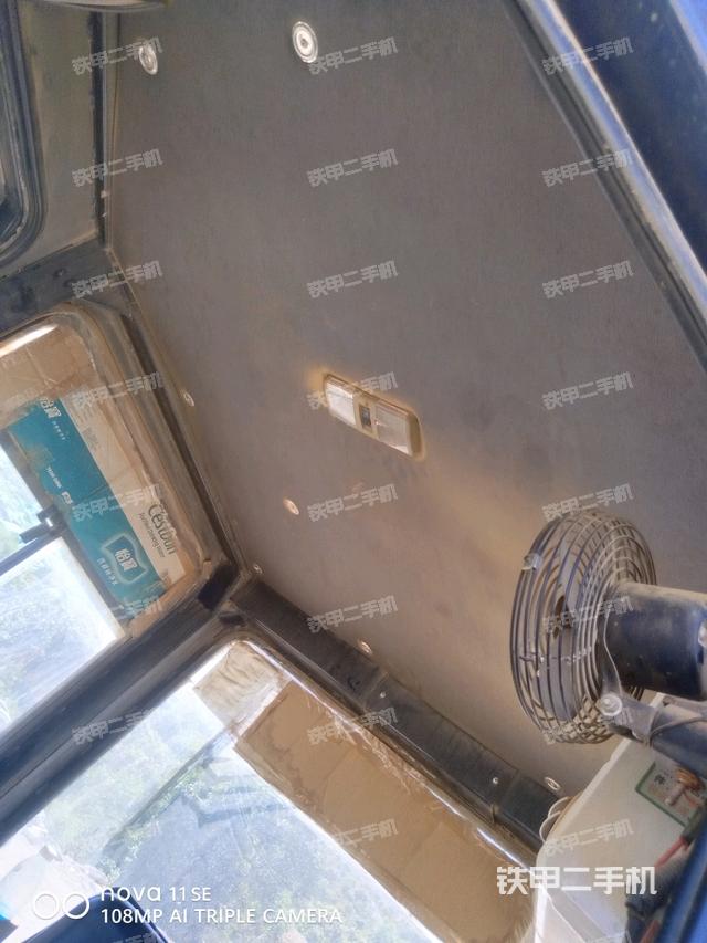 駕駛室內(nèi)部全景（推土機(jī)駕駛室）