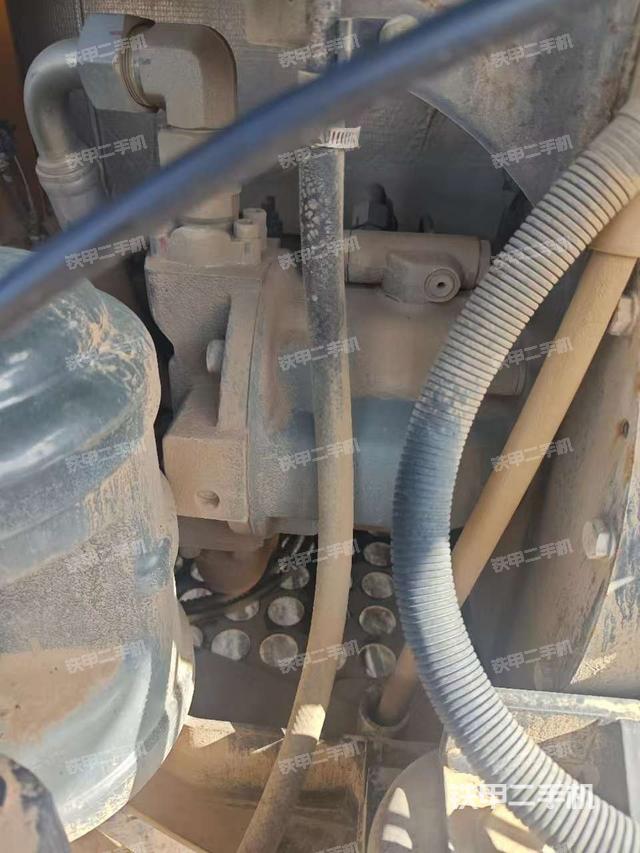 液压泵舱室正面整体（整机外观）