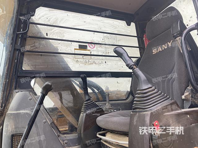 駕駛室整體（整機外觀）