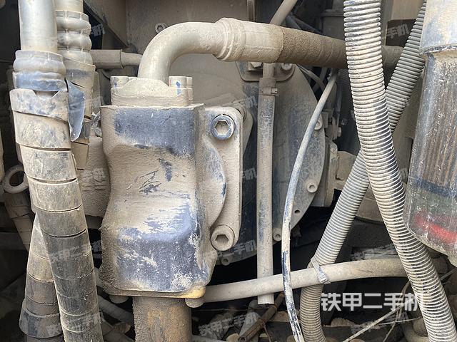 液壓泵艙室正面整體（整機外觀）