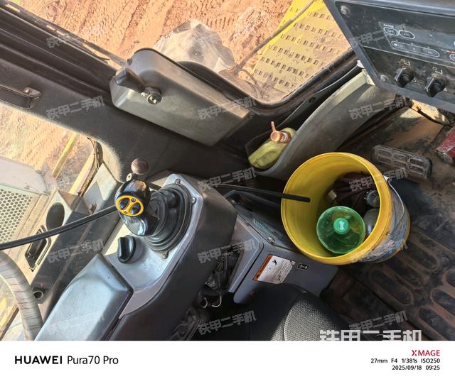 駕駛室內(nèi)部全景（推土機駕駛室）