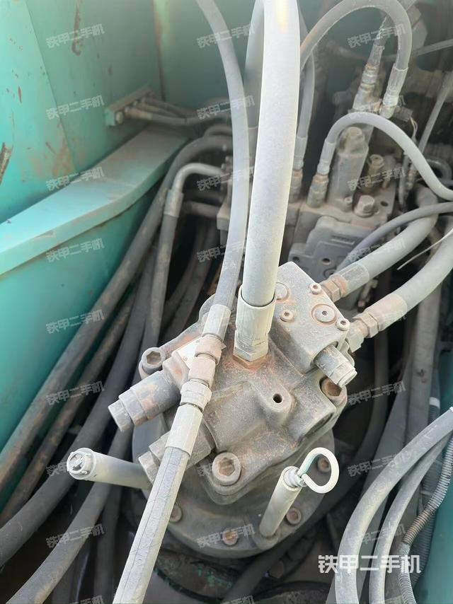 回轉(zhuǎn)馬達(dá)和主控閥（整機(jī)外觀）