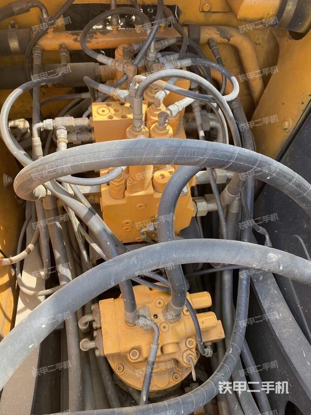 回转马达和主控阀（整机外观）