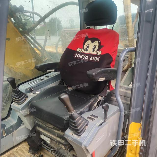 駕駛室頂部(整機(jī)外觀) 駕駛室頂部(整機(jī)外觀)