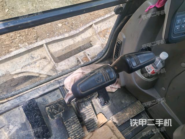 行走控制手柄和踏板?俯拍（駕駛室部分）