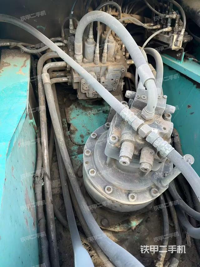 回转马达和主控阀（整机外观）