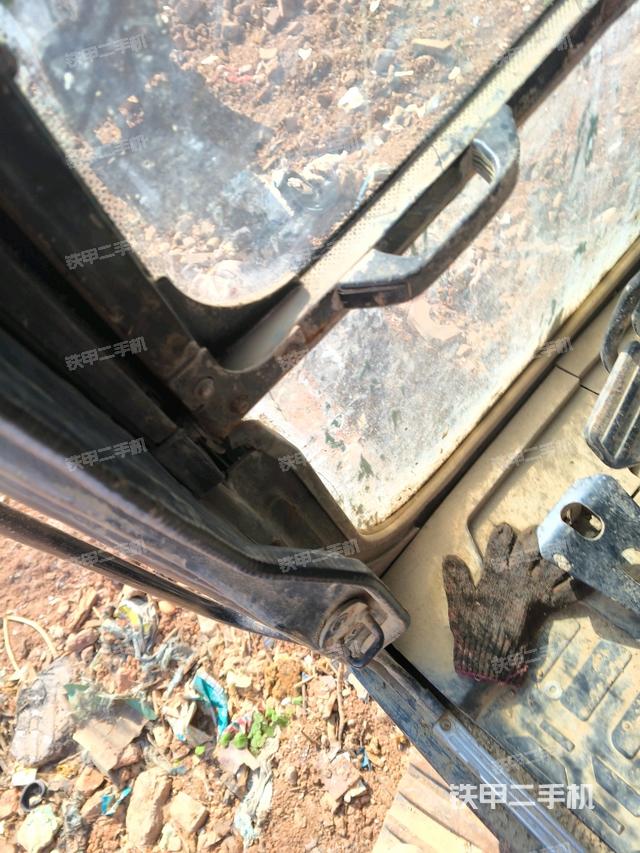 左后方玻璃角標(biāo)（駕駛室部分）