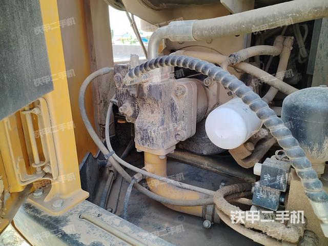 液壓泵艙室正面整體（整機外觀）